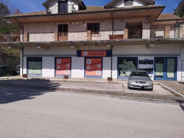 Locale Commerciale in vendita a Luogosano, Campania