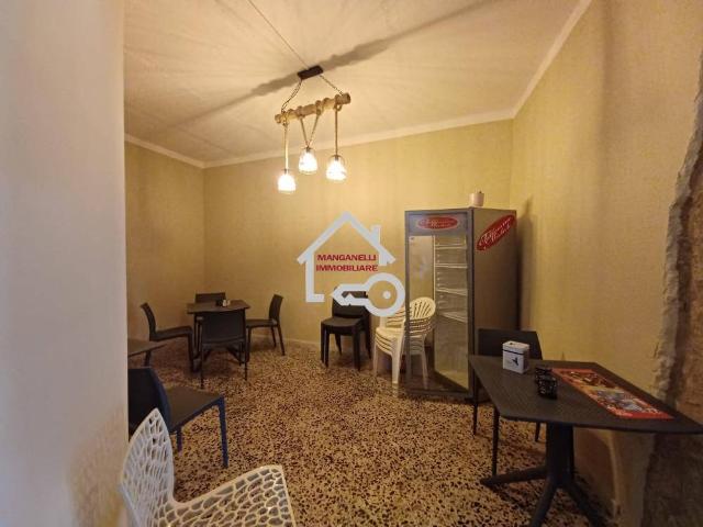 Locale Commerciale in vendita a Lustra, Campania