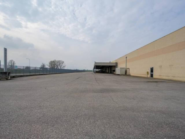 Locale Commerciale in vendita a Bassa Reggiana, Re