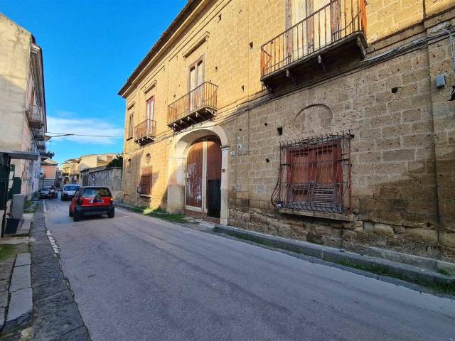 Locale Commerciale in vendita a Macerata Campania, Campania
