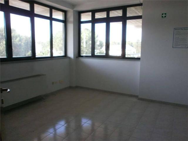 Locale Commerciale in vendita a Marche, Macerata