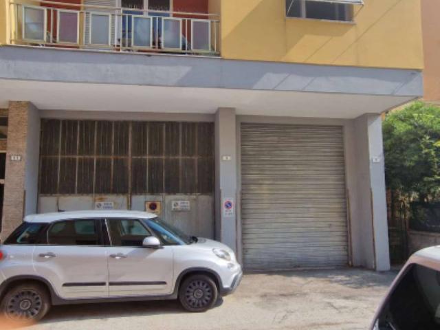 Locale Commerciale in vendita a Tre Vie, Macerata