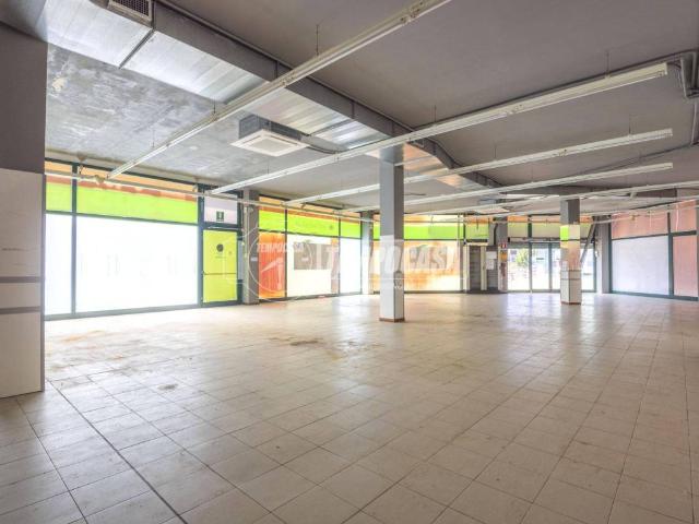 Locale Commerciale in vendita a Marche, Macerata