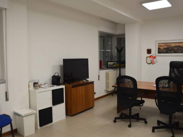 Locale Commerciale in vendita a Colleverde, Marche