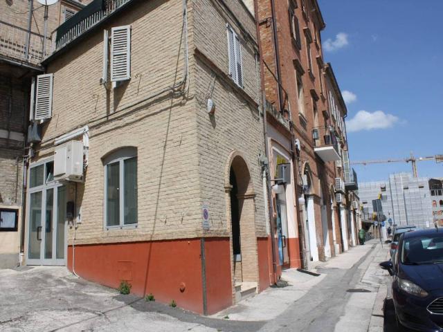 Locale Commerciale in vendita a Santa Croce, Marche