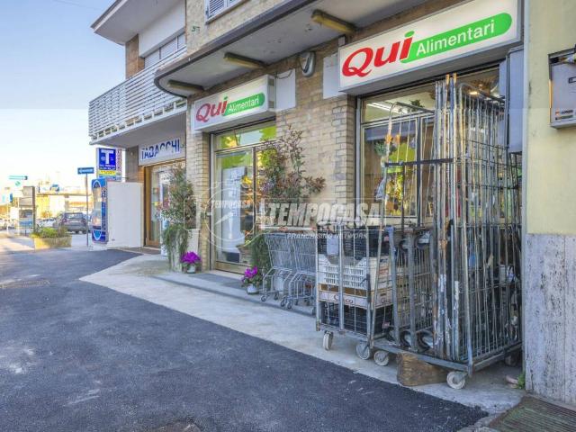 Locale Commerciale in vendita a Marche, Macerata
