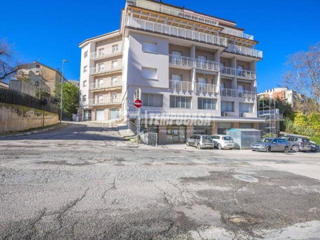 Locale Commerciale in vendita a Santa Croce, Marche