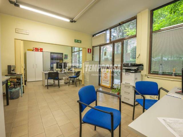 Locale Commerciale in vendita a Collevario, Marche