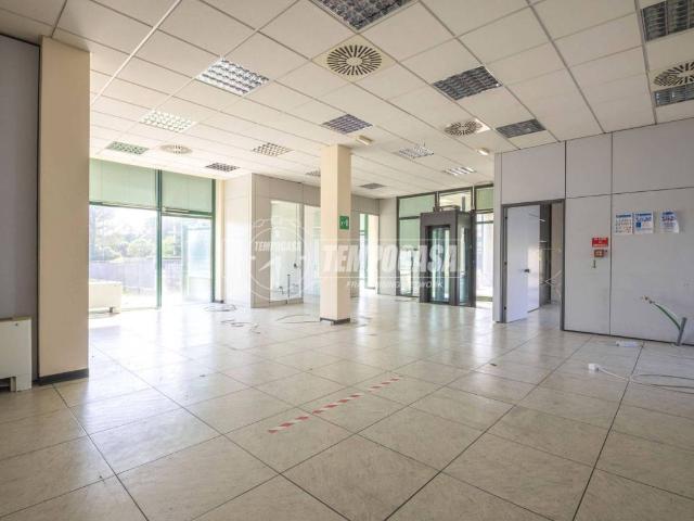 Locale Commerciale in vendita a Marche, Macerata