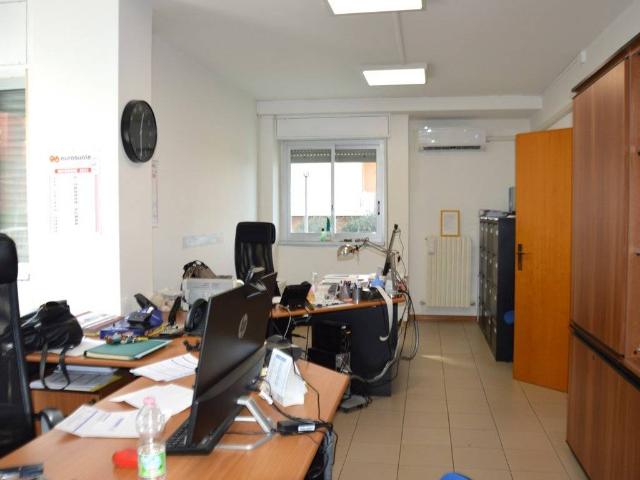 Locale Commerciale in vendita a Colleverde, Marche