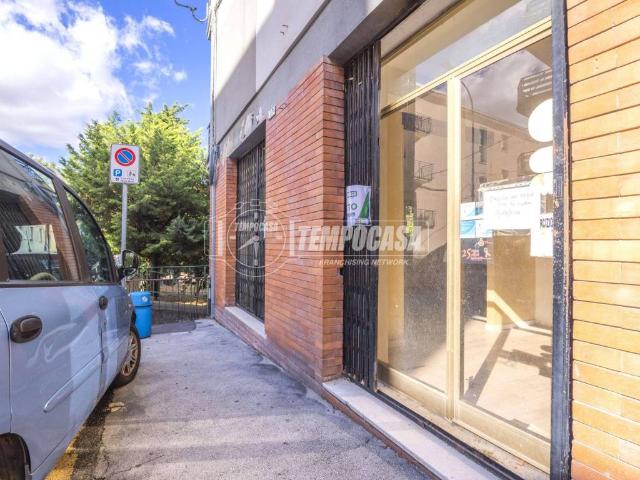 Locale Commerciale in vendita a Pace, Marche
