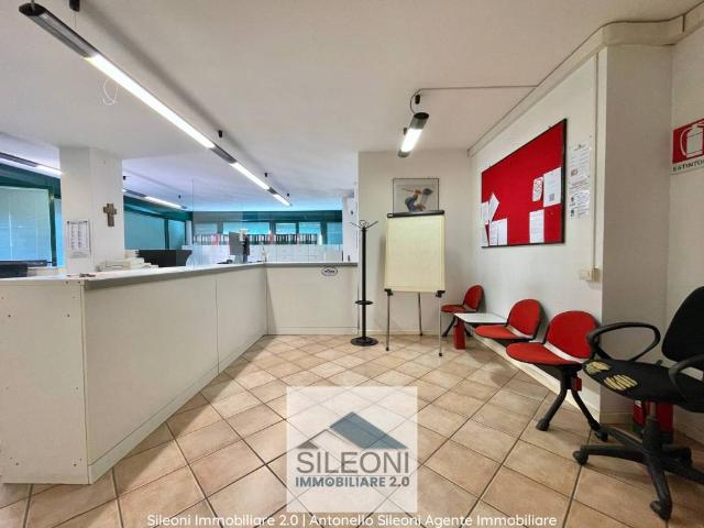 Locale Commerciale in vendita a Marche, Macerata