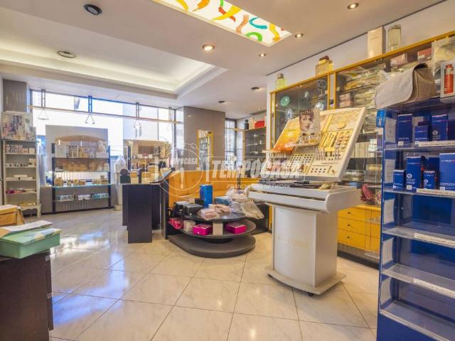 Locale Commerciale in vendita a Santa Croce, Marche