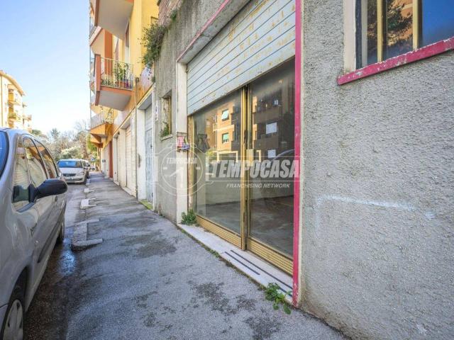Locale Commerciale in vendita a Marche, Macerata