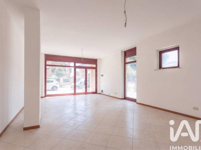 Locale Commerciale in vendita a Marche, Macerata