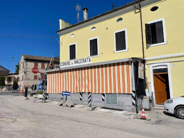 Locale Commerciale in vendita a Marche, Macerata