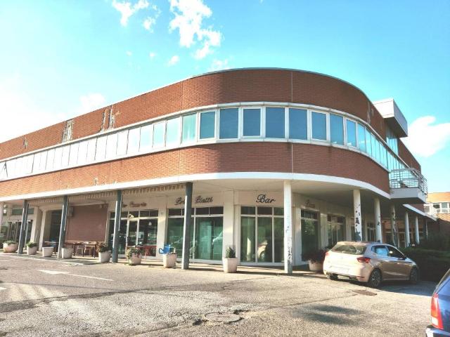 Locale Commerciale in vendita a Marche, Macerata