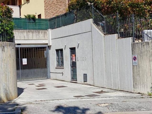 Locale Commerciale in vendita a Vergini, Marche