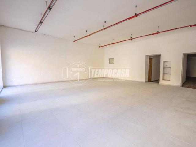 Locale Commerciale in vendita a Marche, Macerata