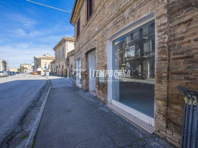 Locale Commerciale in vendita a Marche, Macerata