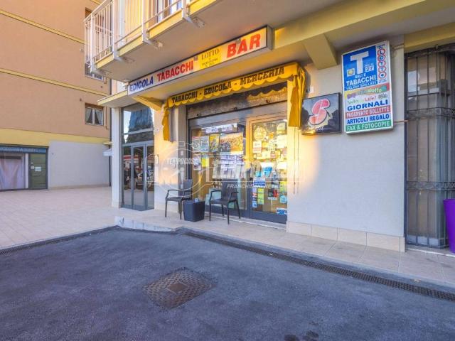 Locale Commerciale in vendita a Santa Croce, Marche