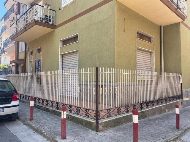 Locale Commerciale in vendita a Maddaloni, Campania