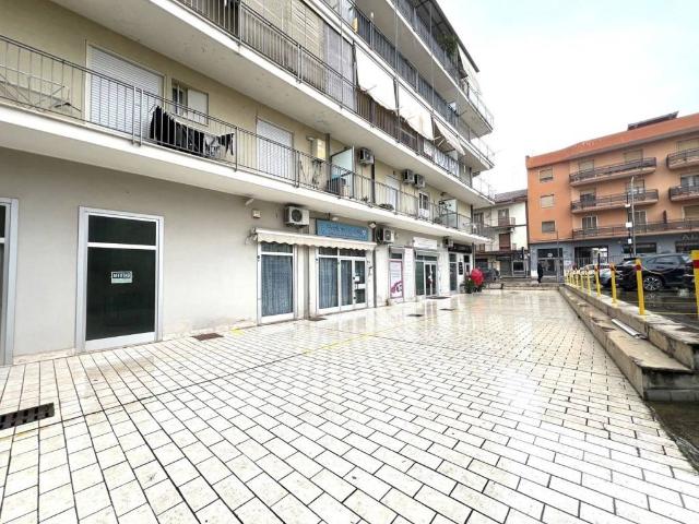 Locale Commerciale in vendita a Maddaloni, Campania