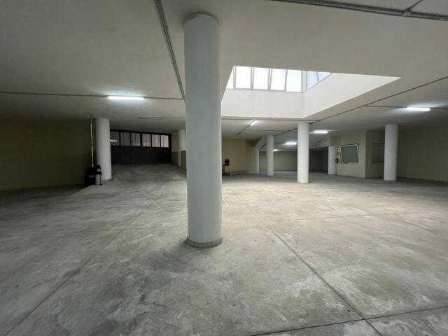 Locale Commerciale in vendita a Maddaloni, Campania