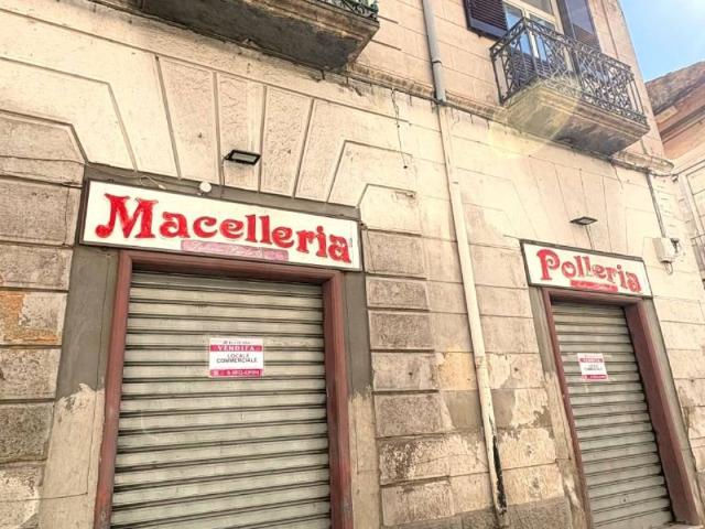 Locale Commerciale in vendita a Maddaloni, Campania