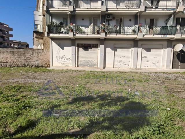 Locale Commerciale in vendita a Maddaloni, Campania