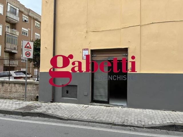 Locale Commerciale in vendita a Maddaloni, Campania