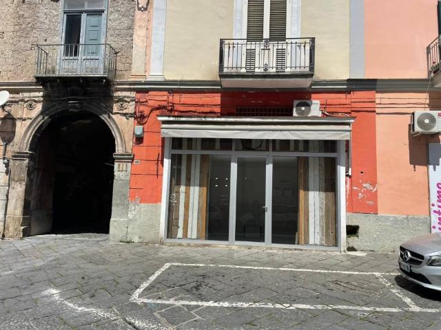 Locale Commerciale in vendita a Maddaloni, Campania