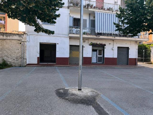 Locale Commerciale in vendita a Maddaloni, Campania