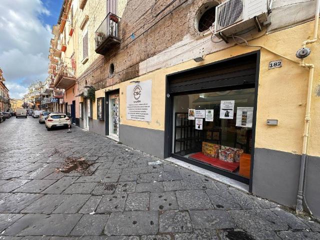 Locale Commerciale in vendita a Maddaloni, Campania