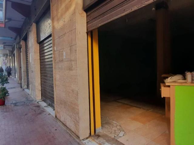 Locale Commerciale in vendita a Maddaloni, Campania
