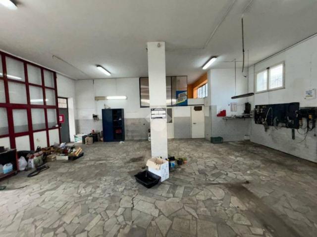 Locale Commerciale in vendita a Maddaloni, Campania
