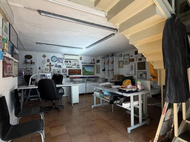 Locale Commerciale in vendita a Maddaloni, Campania