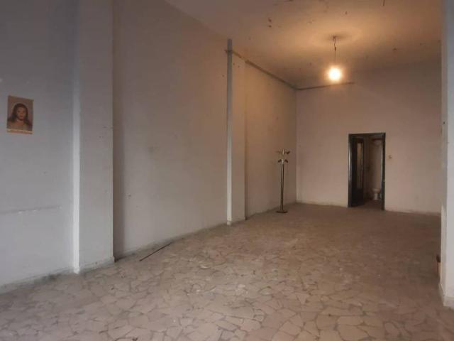 Locale Commerciale in vendita a Maddaloni, Campania