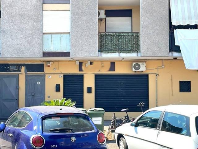 Locale Commerciale in vendita a Maddaloni, Campania