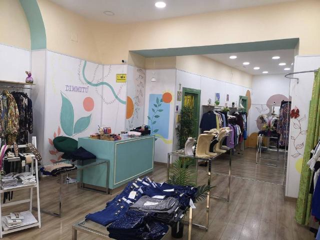 Locale Commerciale in vendita a Maddaloni, Campania