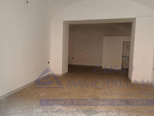 Locale Commerciale in vendita a Maddaloni, Campania