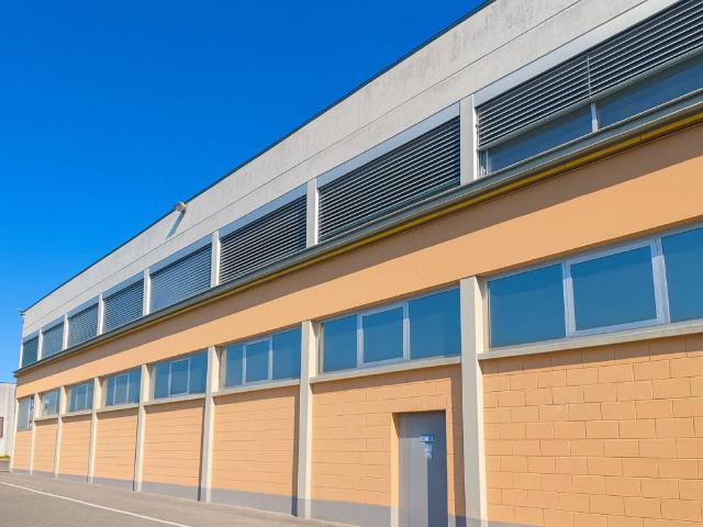 Locale Commerciale in vendita a Madone, Lombardia
