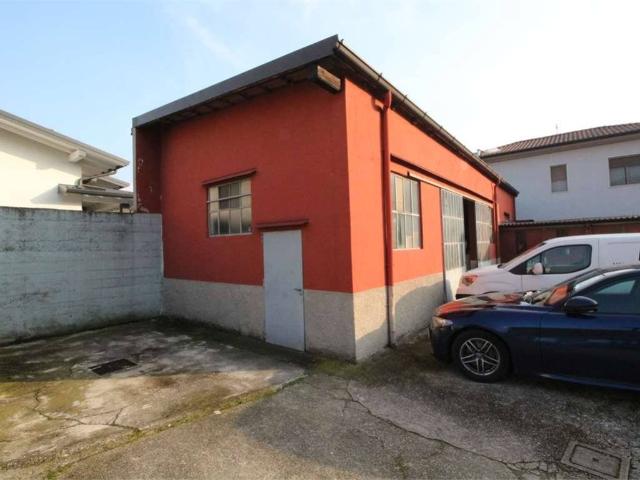 Locale Commerciale in vendita a Madone, Lombardia