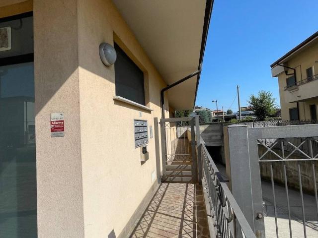Locale Commerciale in vendita a Madone, Lombardia