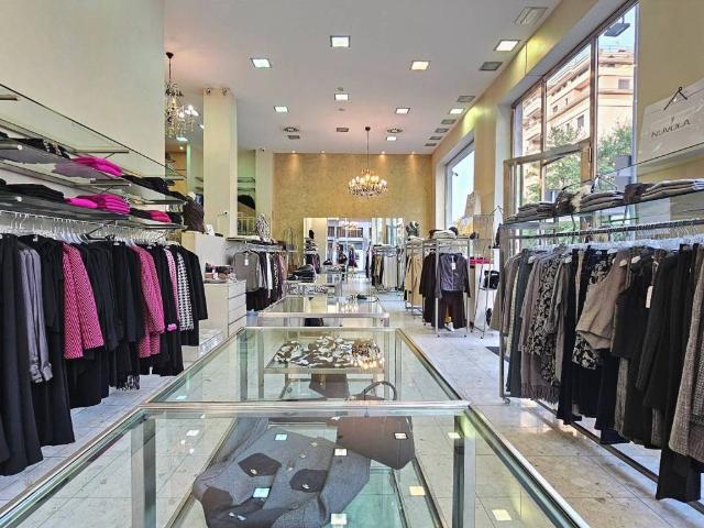 Locale Commerciale in vendita a Magenta, Lombardia