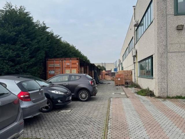 Locale Commerciale in vendita a Magenta, Lombardia