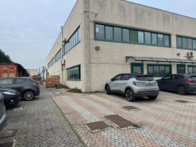 Locale Commerciale in vendita a Magenta, Lombardia