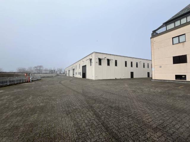 Locale Commerciale in vendita a Magenta, Lombardia