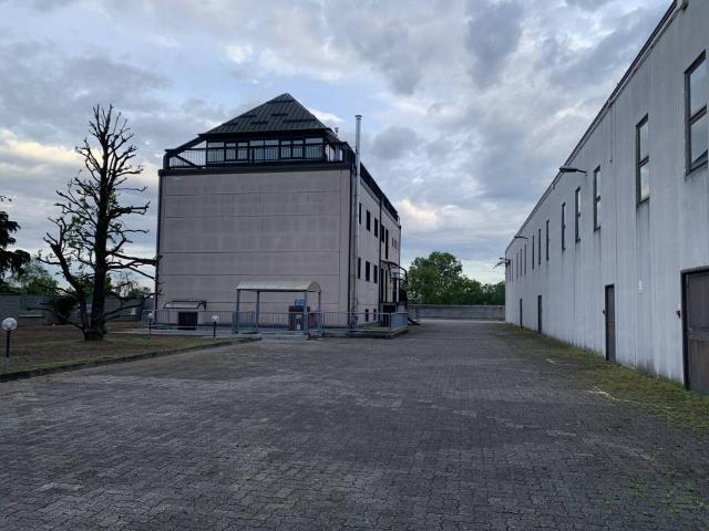 Locale Commerciale in vendita a Magenta, Lombardia