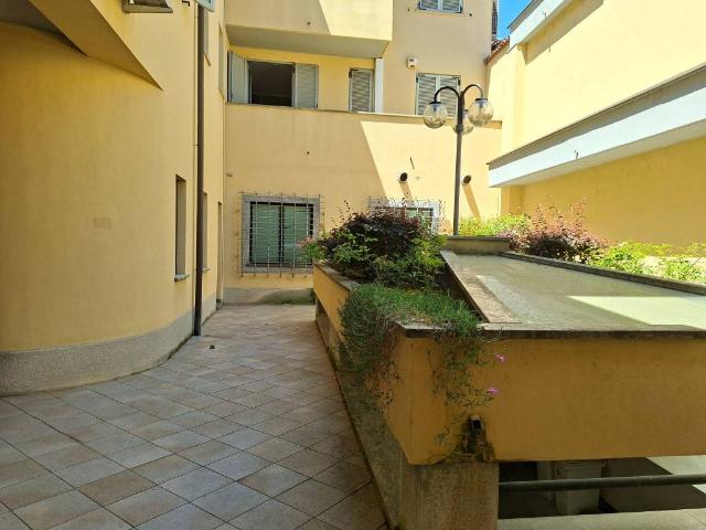 Locale Commerciale in vendita a Magenta, Lombardia